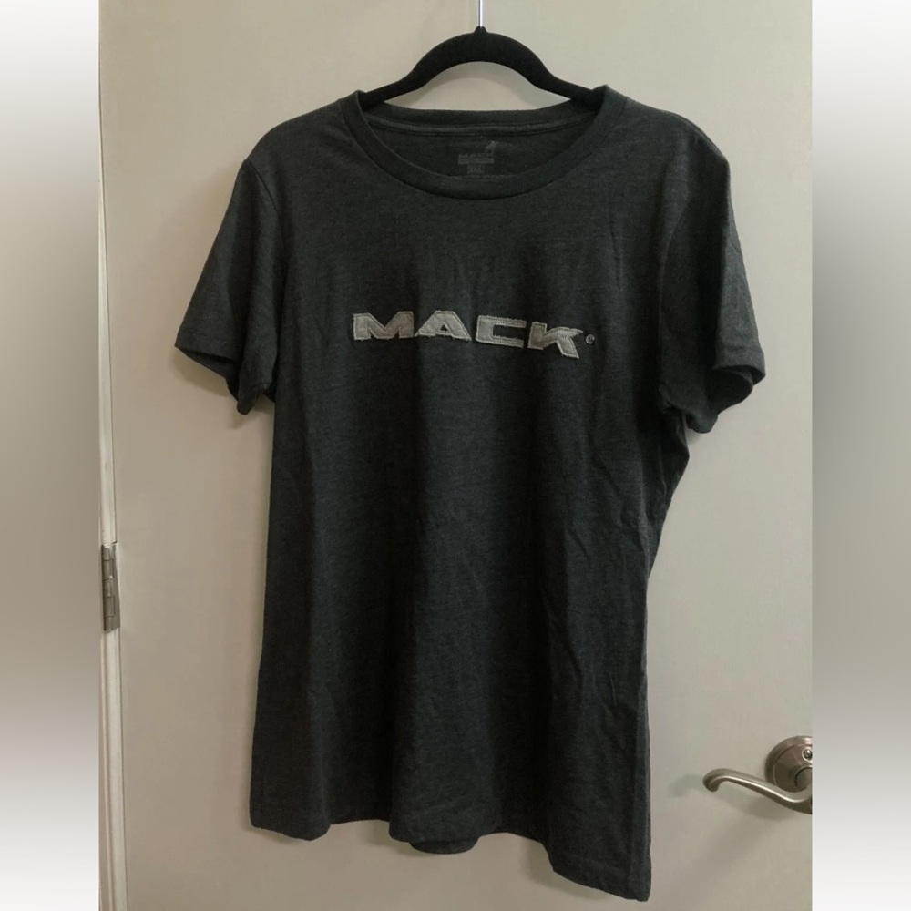 NEW Women’s Mack trucks T Shirt. Size 2X Fits Like M/L. Soft. Mack Top. Womens